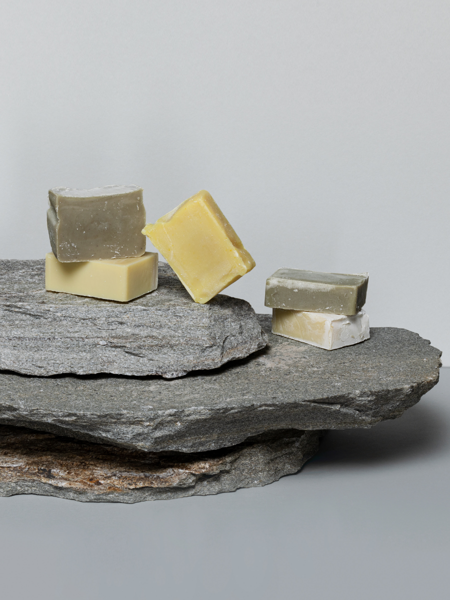Duurzame badkamer met natuurlijke verzorgingsproducten, shampoo bar en milieuvriendelijke badkameraccessoires