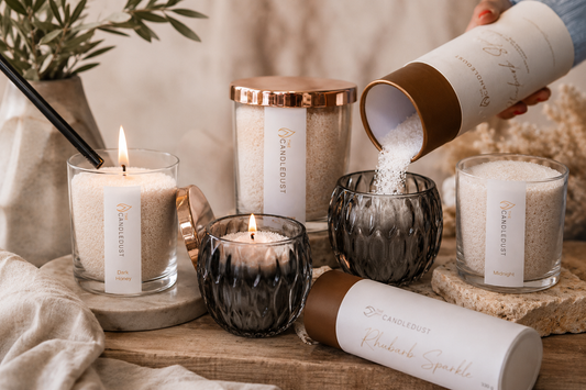 Candledust poederkaars in glazen pot met plantaardige wax en luxe uitstraling in een sfeervol interieur