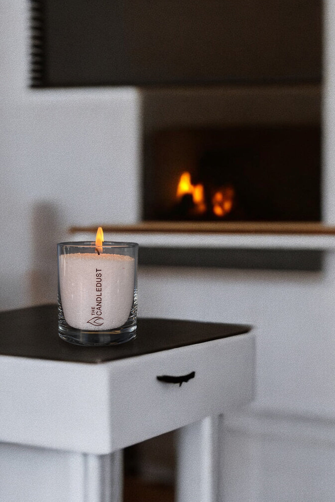 Sfeervol interieur met een brandende Candledust geurkaars op een houten dienblad met natuurlijke woonaccessoires