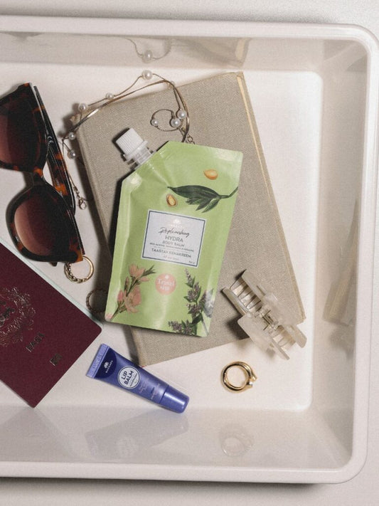 Travel Essentials met natuurlijke verzorgingsproducten van Magrada Organic Cosmetics in een stijlvolle toilettas voor onderweg