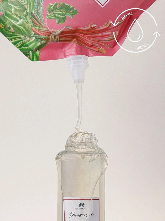 Refill verzorgingsproducten van Magrada Organic Cosmetics naast een herbruikbare glazen verpakking in een duurzame badkamer