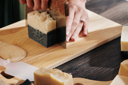 Handgemaakte natuurlijke zeep die op traditionele ambachtelijke wijze wordt vervaardigd