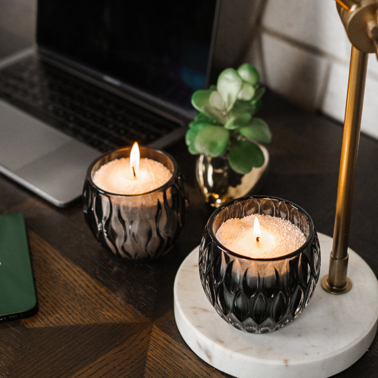 Candledust Diamond Dust poederkaars met een verfijnde geur in een stijlvolle glazen pot van plantaardige wax.