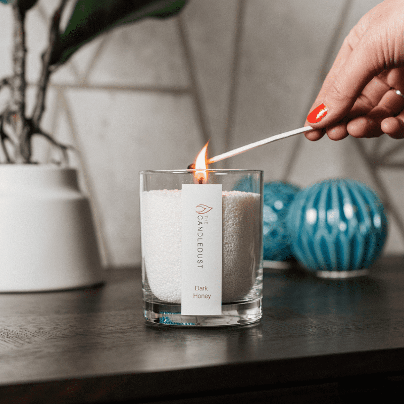 Candledust Midnight poederkaars met een warme en elegante geur in een stijlvolle glazen pot met plantaardige wax.