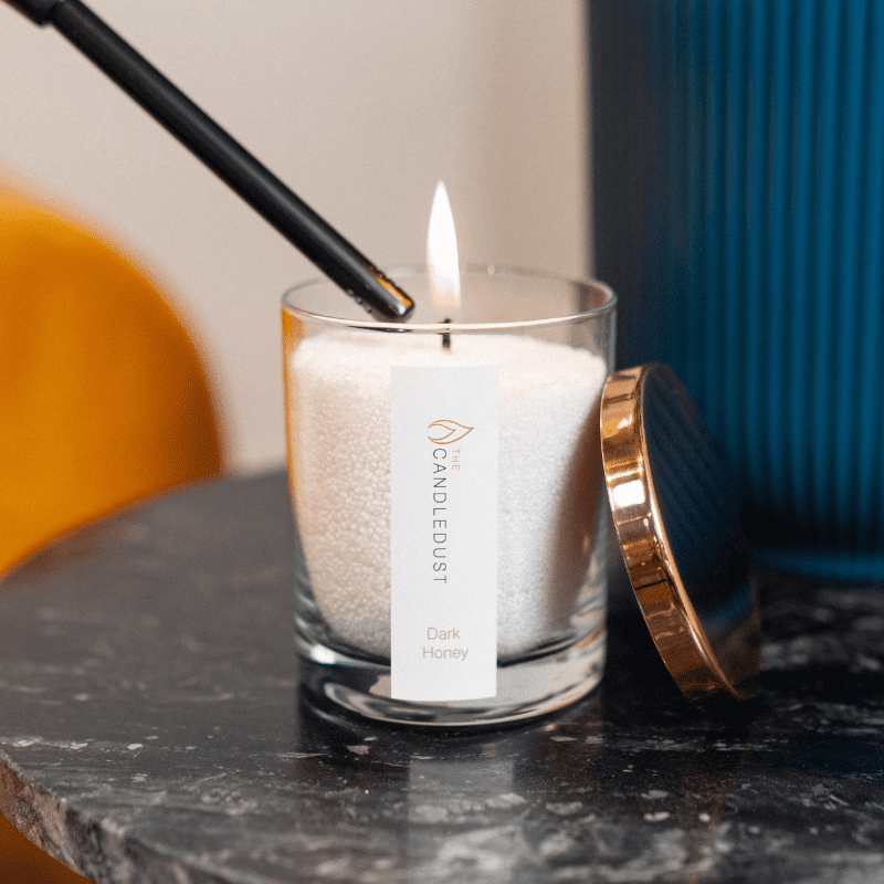 Candledust Rhubarb Sparkle poederkaars met een frisse en fruitige rabarbergeur in een stijlvolle glazen pot van plantaardige wax.