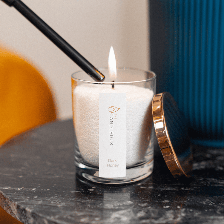 Candledust Rhubarb Sparkle poederkaars met een frisse en fruitige rabarbergeur in een stijlvolle glazen pot van plantaardige wax.